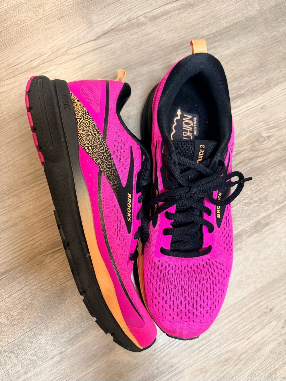 Brooks Trace 3 Hot Pink Glo Black Running Shoes Women’s Size 10
